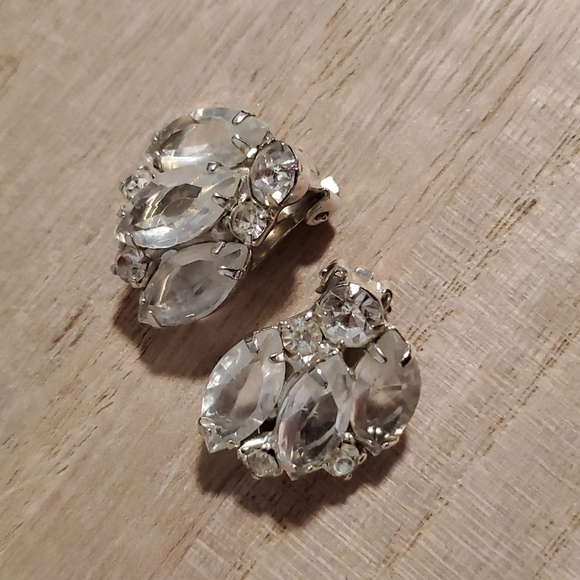 Vintage Silvertone clear rhinestones prong set clip ons unsigned - Picture 2 of 6